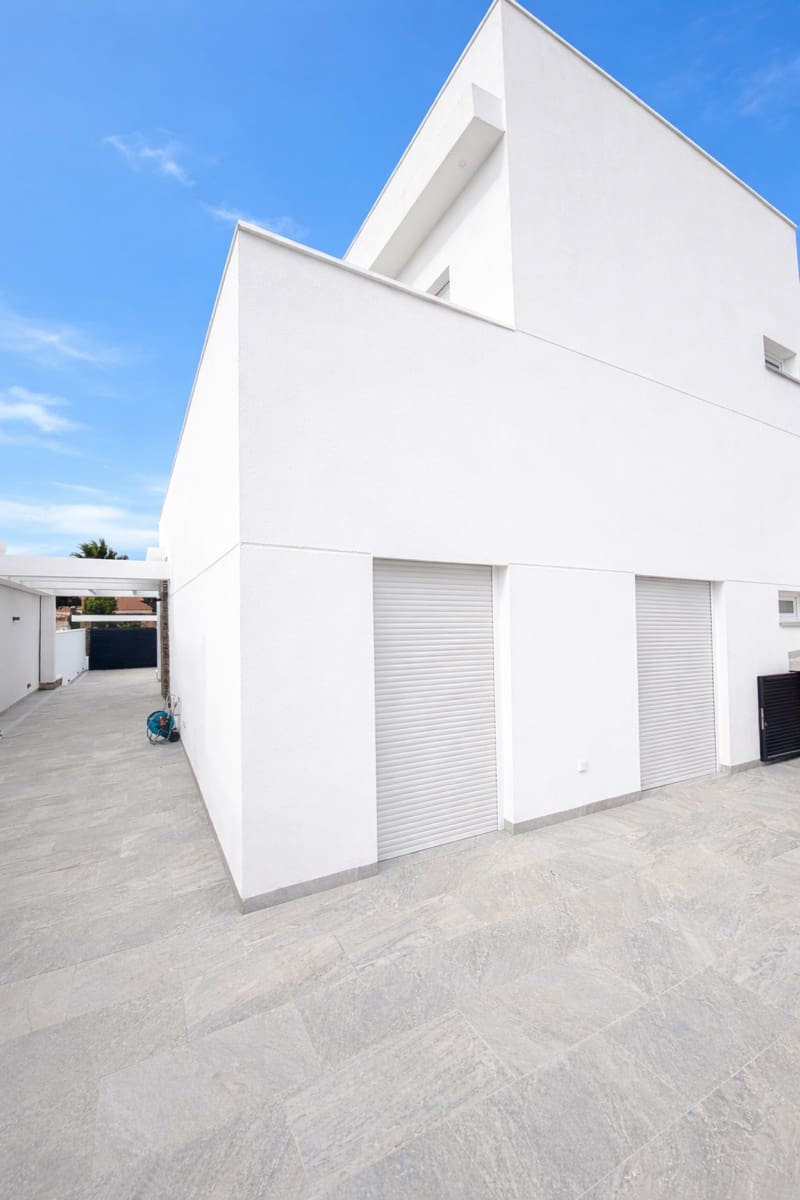 3 soverom Villa til salgs i Torrevieja med svømmebasseng garasje - € 499 000 (Ref: 9722492)