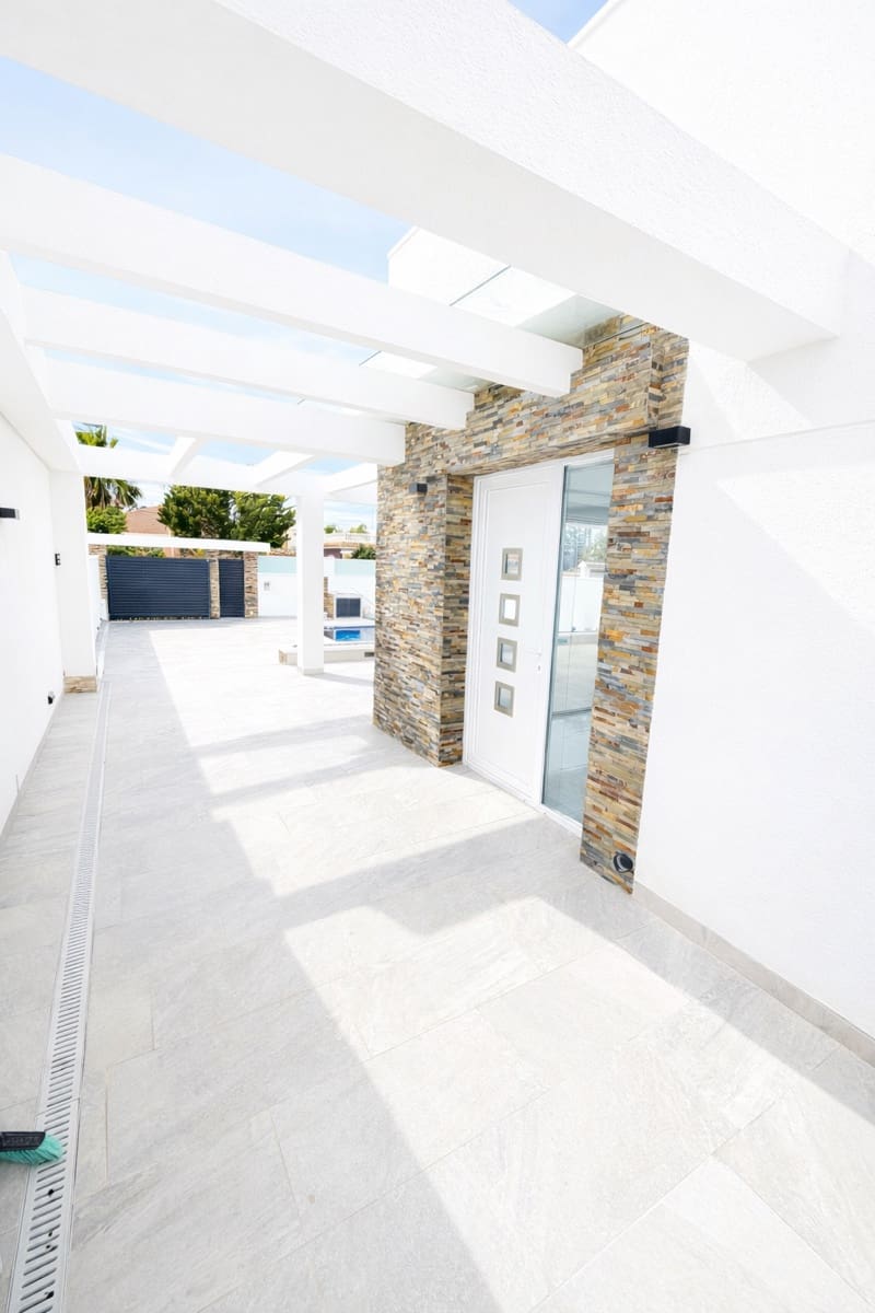 3 soverom Villa til salgs i Torrevieja med svømmebasseng garasje - € 499 000 (Ref: 9722492)