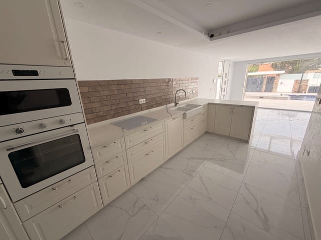 Chalet de 3 habitaciones en Parque de las Naciones, Torrevieja en venta con piscina garaje - 470.000 € (Ref: 9722492)