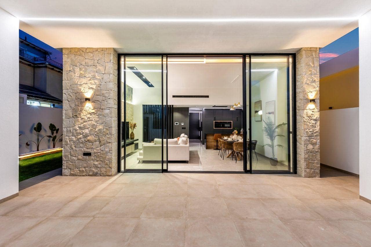 3 bedroom Villa for sale in Torrevieja with garage - € 700,000 (Ref: 9722517)