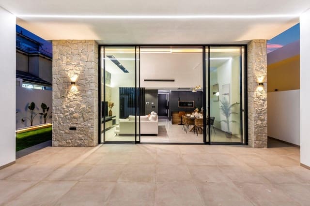 3 bedroom Villa for sale in Torrevieja with garage - € 700,000 (Ref: 9722517)