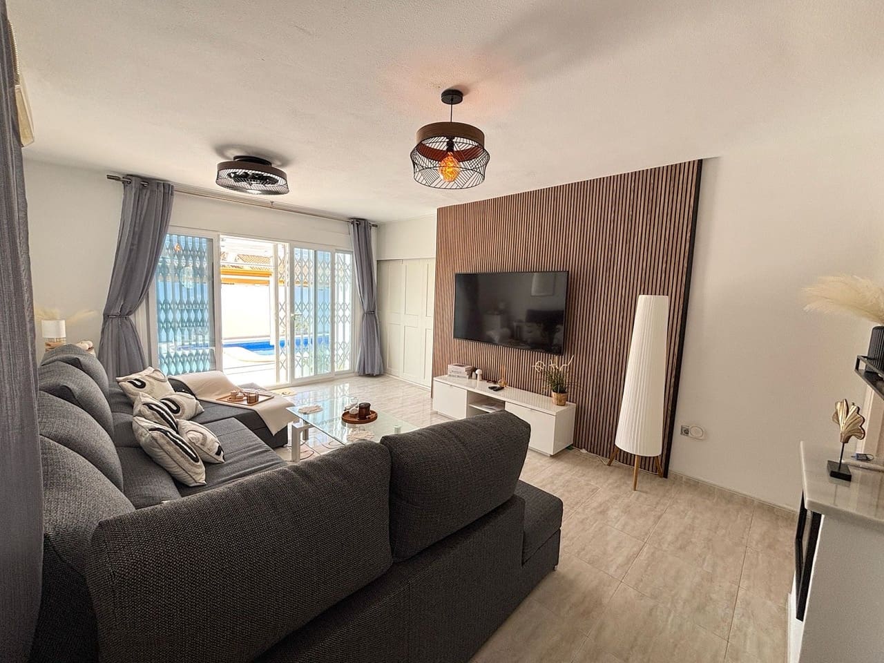 Chalet de 3 habitaciones en Villamartin en venta con piscina - 424.995 € (Ref: 9722524)