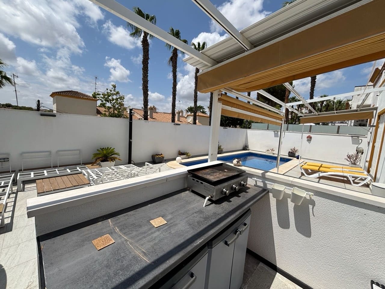 Chalet de 3 habitaciones en Villamartin en venta con piscina - 424.995 € (Ref: 9722524)