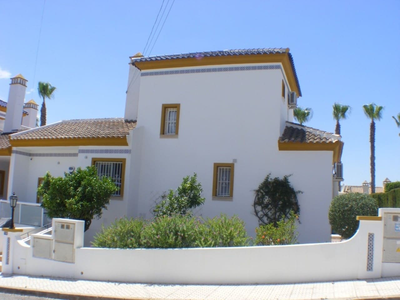 Chalet de 3 habitaciones en Villamartin en venta con piscina - 424.995 € (Ref: 9722524)