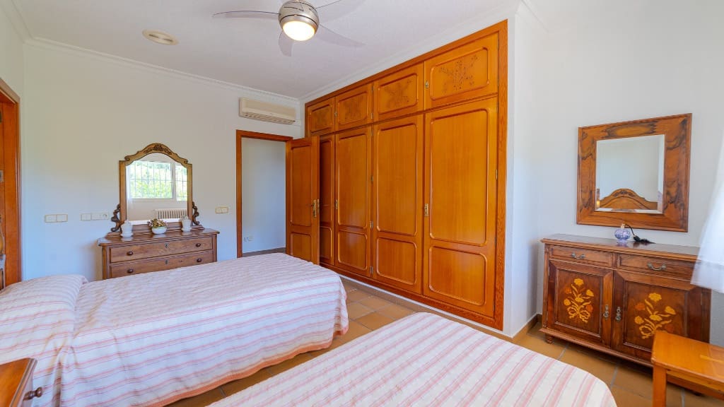 7 bedroom Villa for sale in Campoamor with pool garage - € 1,800,000 (Ref: 9722525)