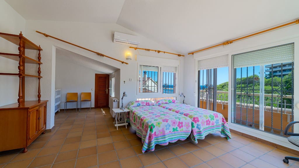 7 bedroom Villa for sale in Campoamor with pool garage - € 1,800,000 (Ref: 9722525)