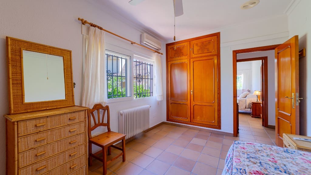 7 bedroom Villa for sale in Campoamor with pool garage - € 1,800,000 (Ref: 9722525)