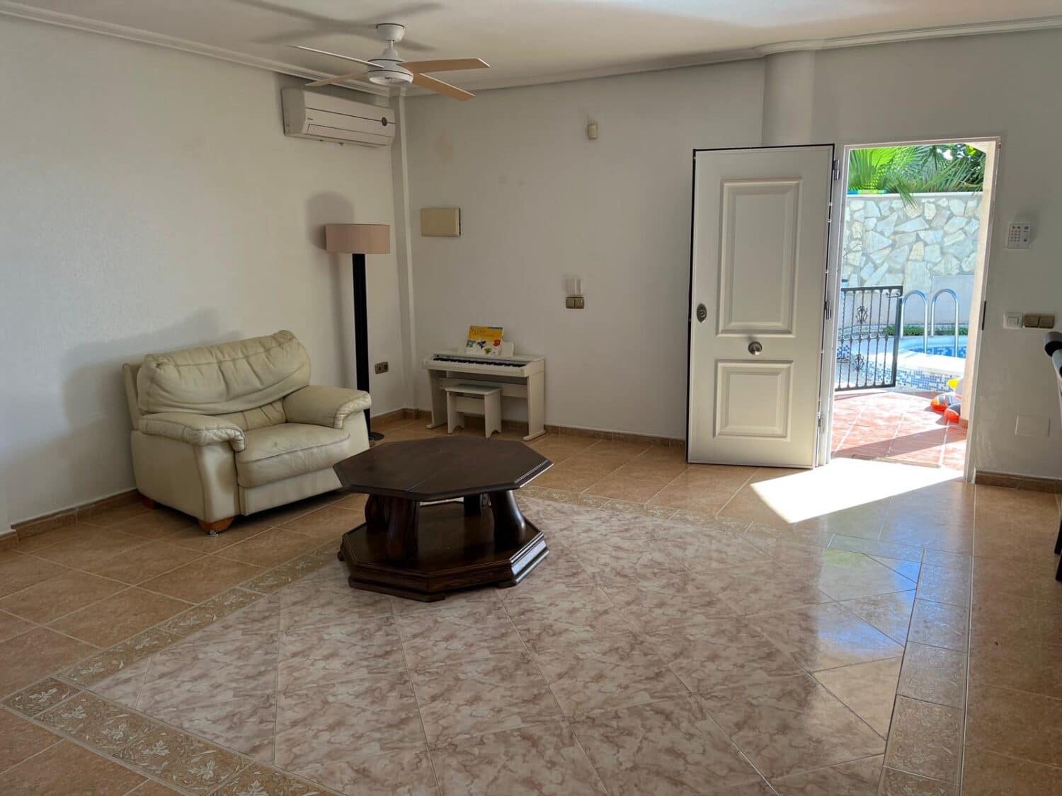 Chalet de 3 habitaciones en Playa Flamenca en venta con piscina - 370.000 € (Ref: 9722537)