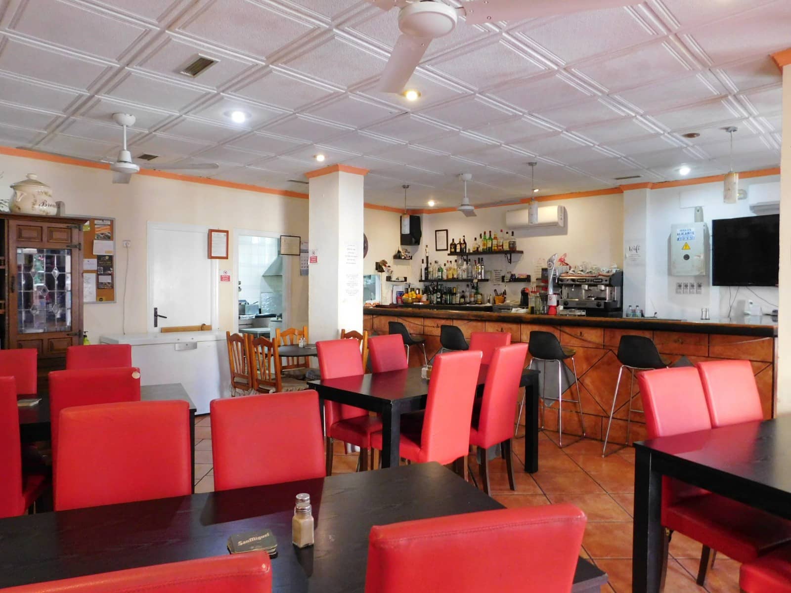 Commercial for sale in San Miguel de Salinas with pool - € 147,000 (Ref: 9726942)