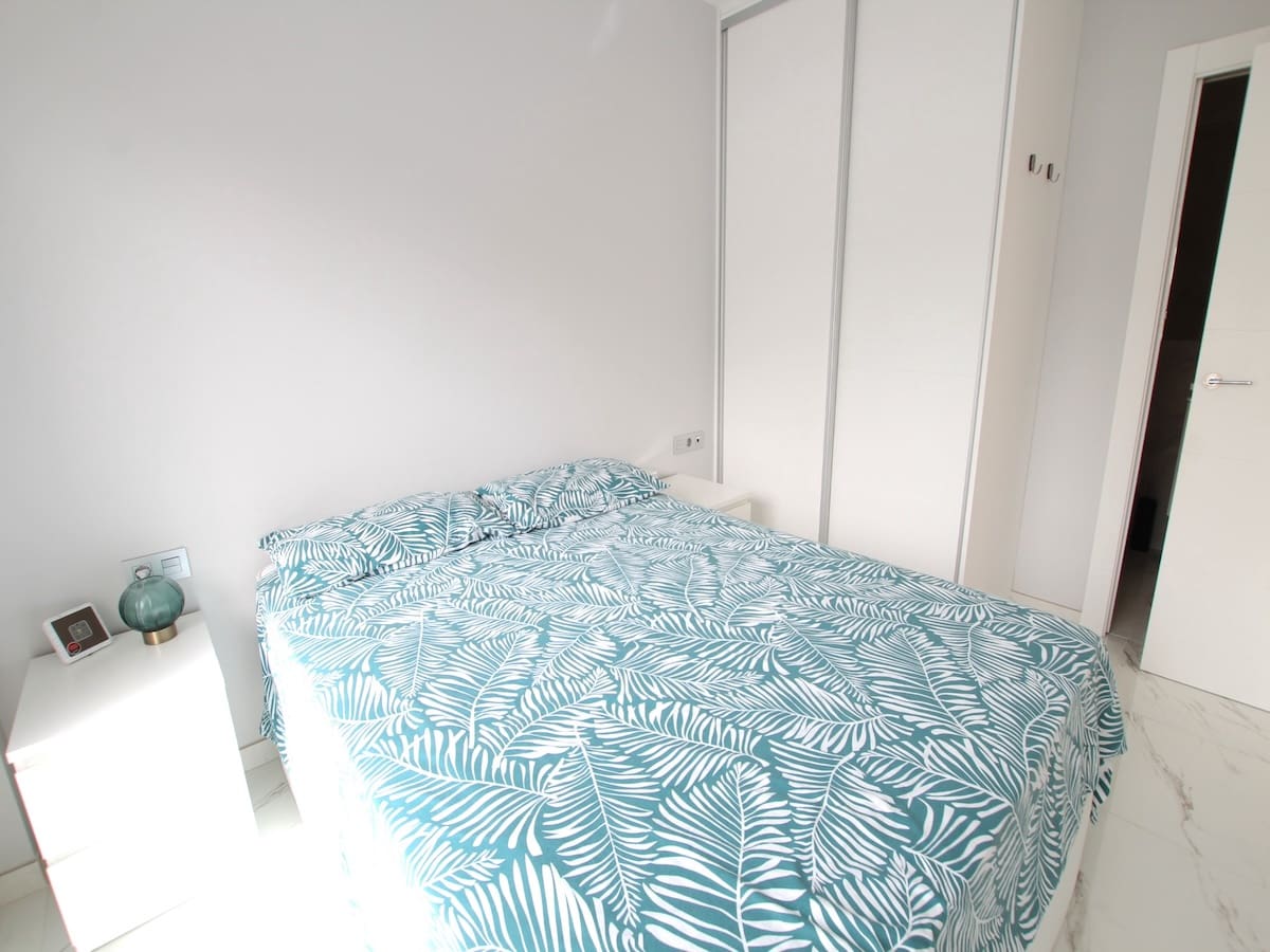 Chalet de 3 habitaciones en Villamartin en venta con piscina - 365.000 € (Ref: 9726951)