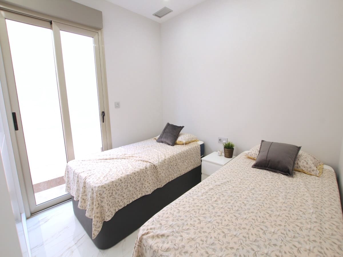 Chalet de 3 habitaciones en Villamartin en venta con piscina - 365.000 € (Ref: 9726951)