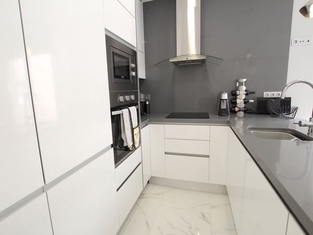 3 slaapkamer Villa te koop in Villamartin, Orihuela met zwembad - € 365.000 (Ref: 9726951)