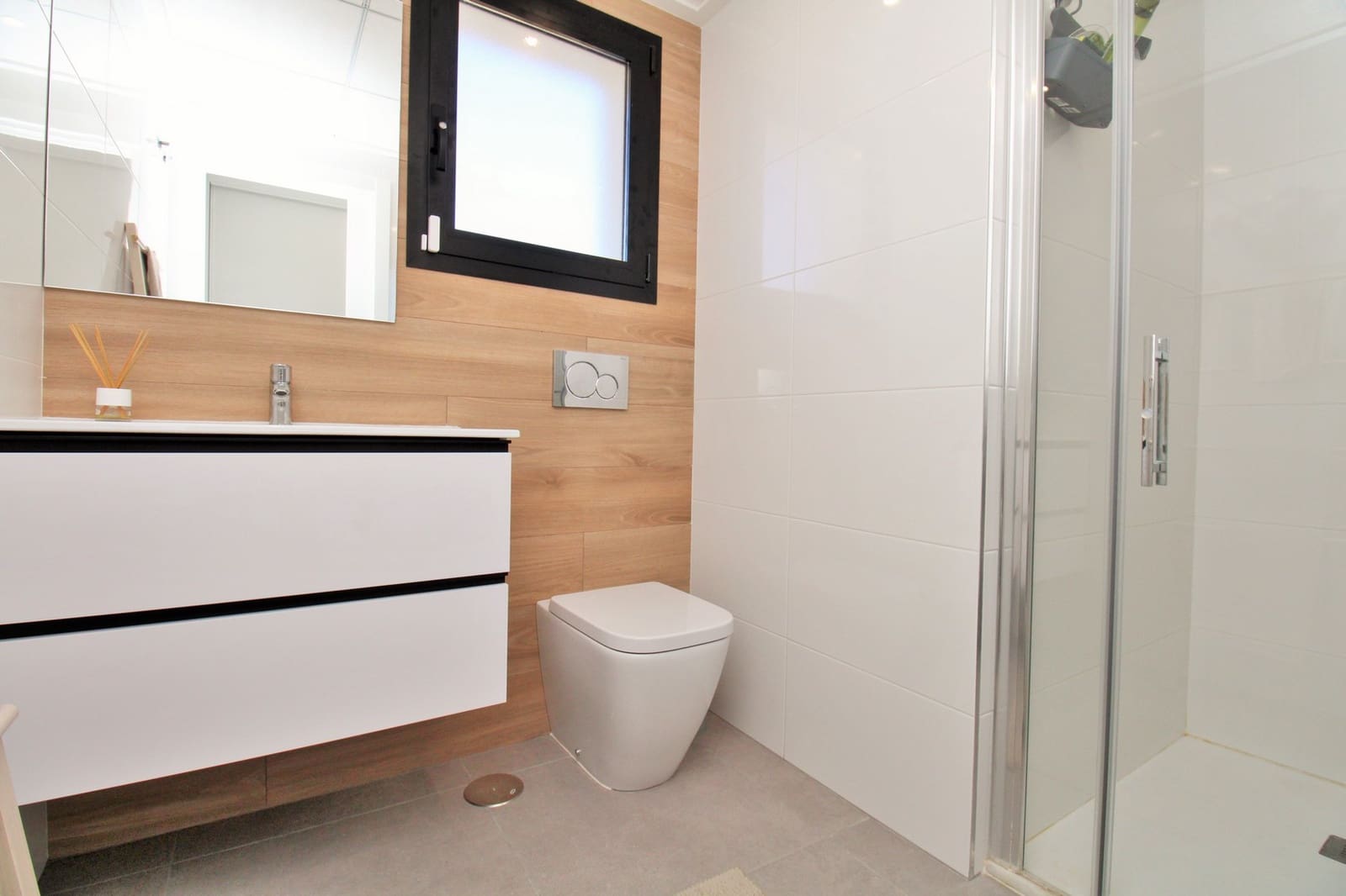 2 bedroom Apartment for sale in Villamartin with pool - € 299,000 (Ref: 9726956)