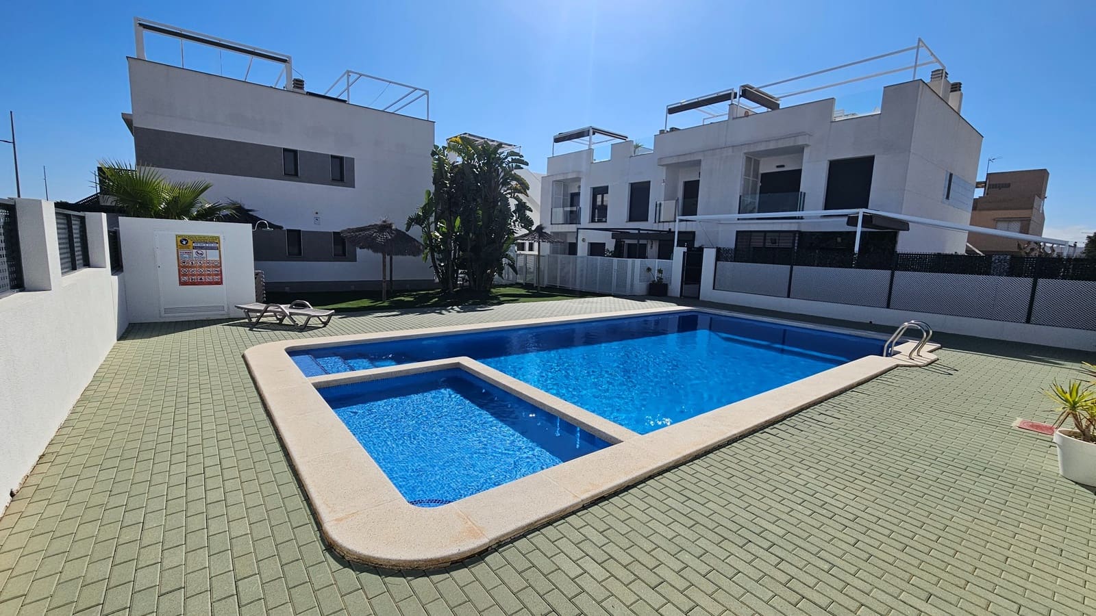 Ático de 2 habitaciones en Pilar de la Horadada en venta con piscina - 299.000 € (Ref: 9726973)