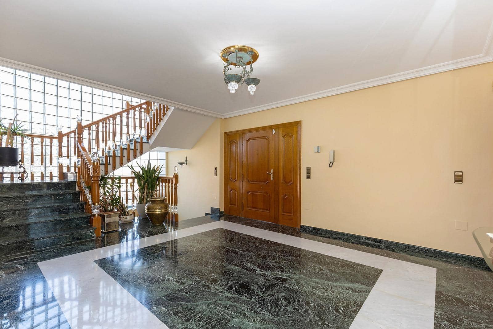 5 sovrum Villa till salu i Torrevieja med pool garage - 780 000 € (Ref: 9726981)