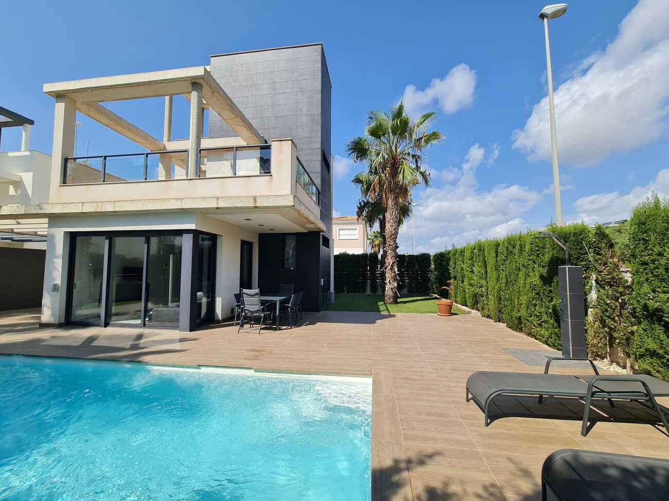 2 bedroom Villa for sale in Cabo Roig with pool garage - € 395,000 (Ref: 9726998)