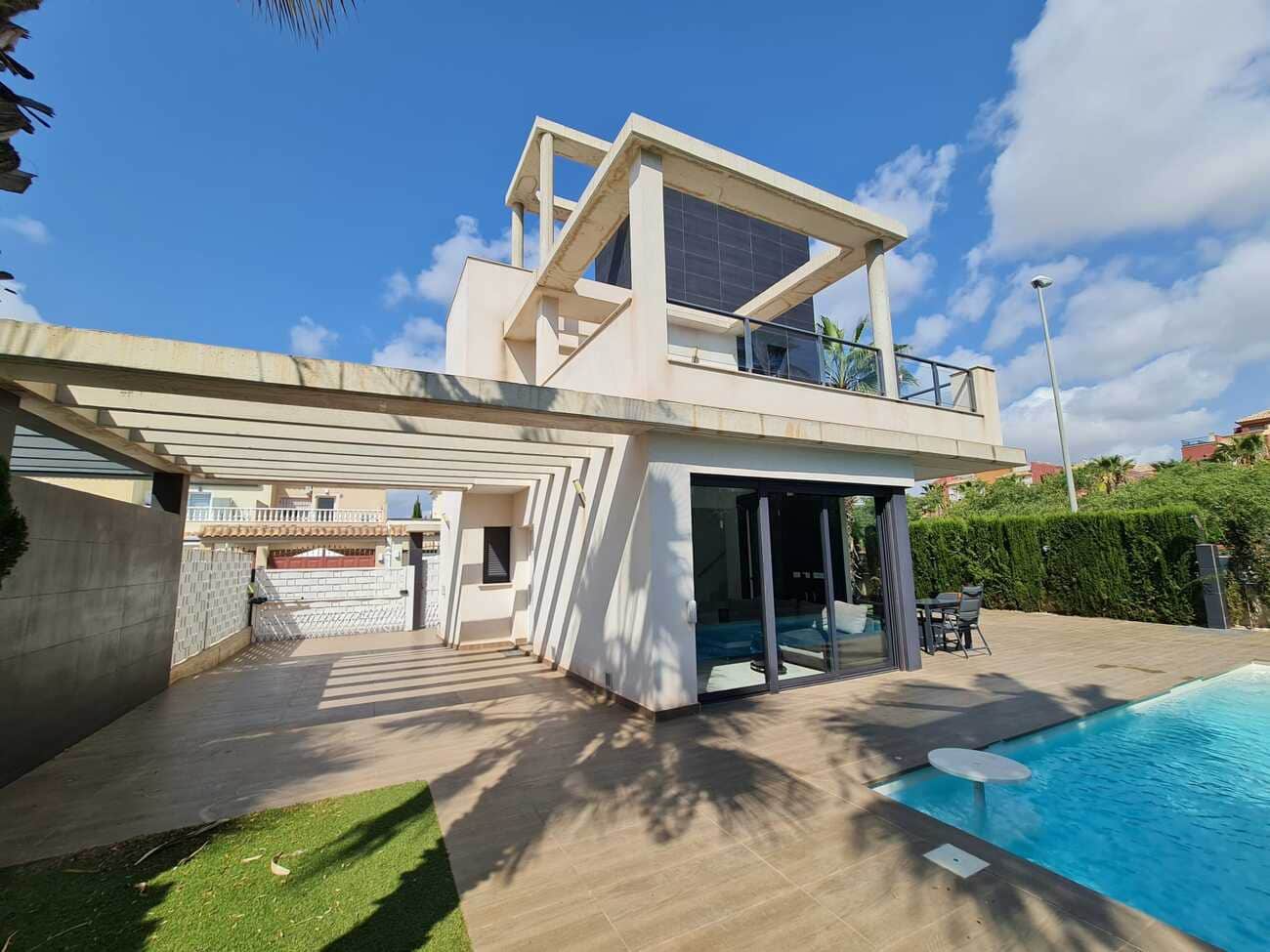 2 bedroom Villa for sale in Cabo Roig with pool garage - € 395,000 (Ref: 9726998)