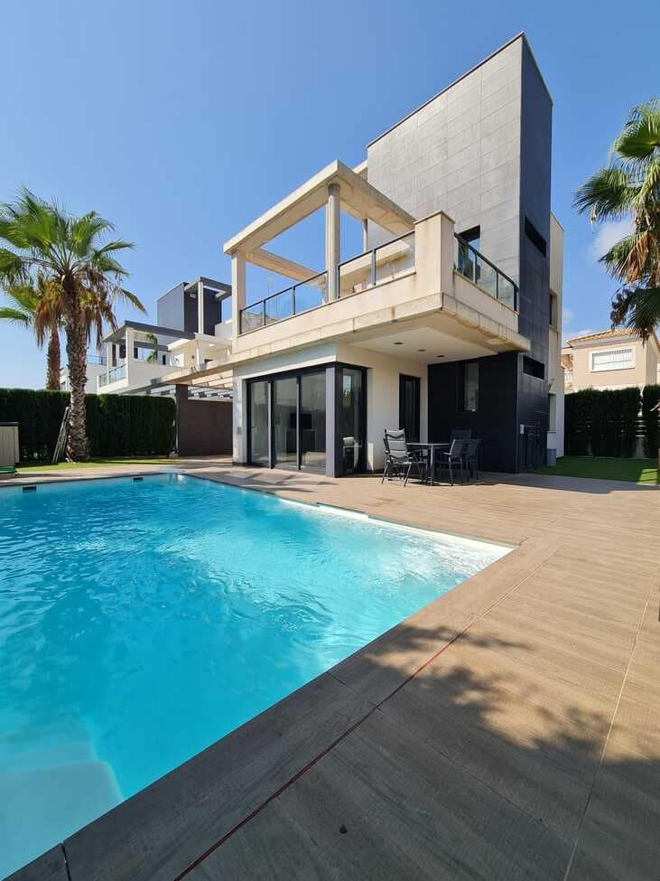 2 bedroom Villa for sale in Cabo Roig with pool garage - € 395,000 (Ref: 9726998)