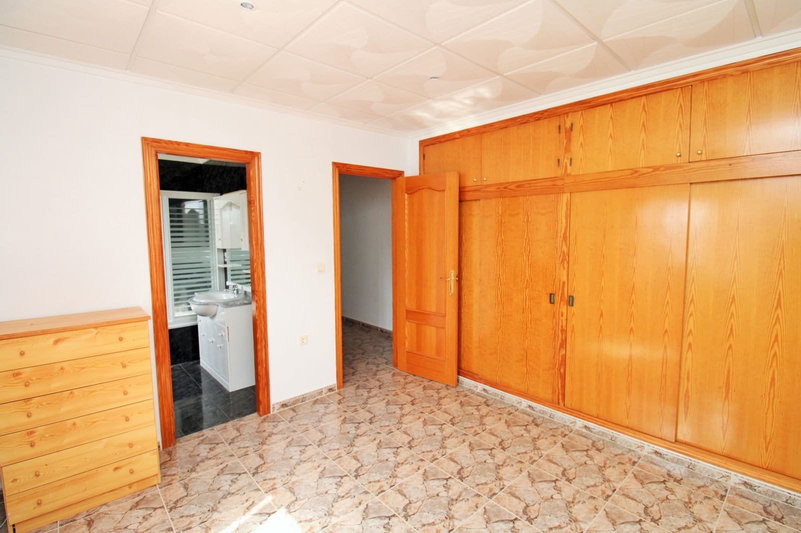 Local Comercial de 3 habitaciones en Villamartin en venta - 374.900 € (Ref: 9727100)