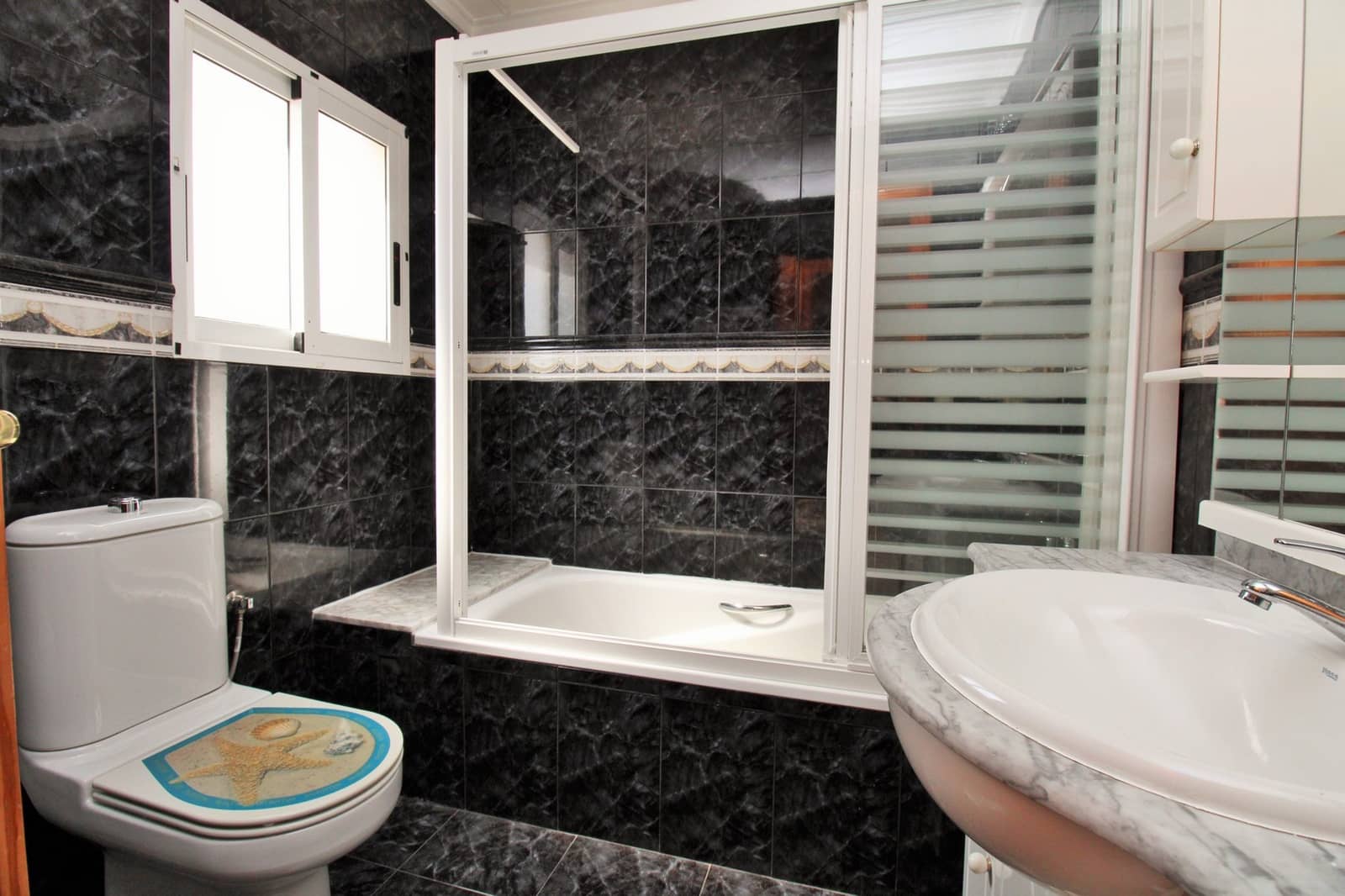 Local Comercial de 3 habitaciones en Villamartin en venta - 374.900 € (Ref: 9727100)