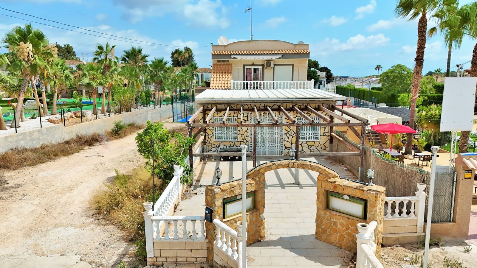 Local Comercial de 3 habitaciones en Villamartin en venta - 374.900 € (Ref: 9727100)