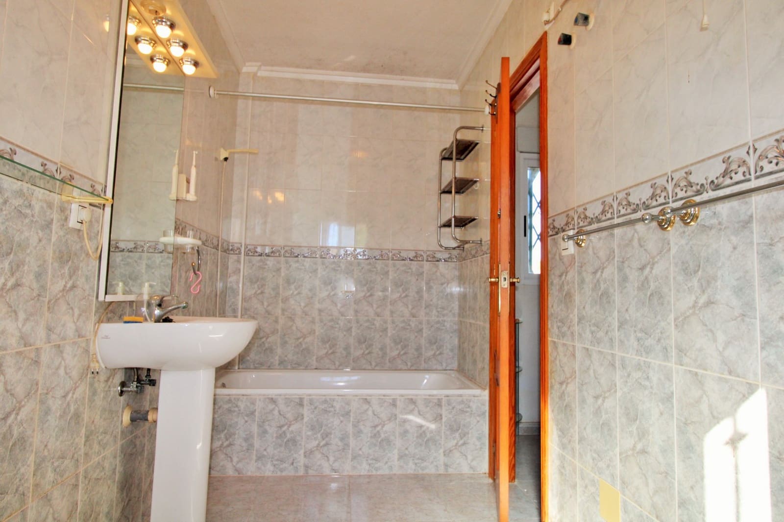 Casa de 3 habitaciones en Villamartin en venta con piscina - 249.990 € (Ref: 9727117)