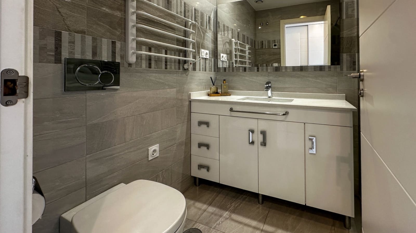 2 slaapkamer Appartement te koop in Torrevieja met zwembad garage - € 420.000 (Ref: 9727200)