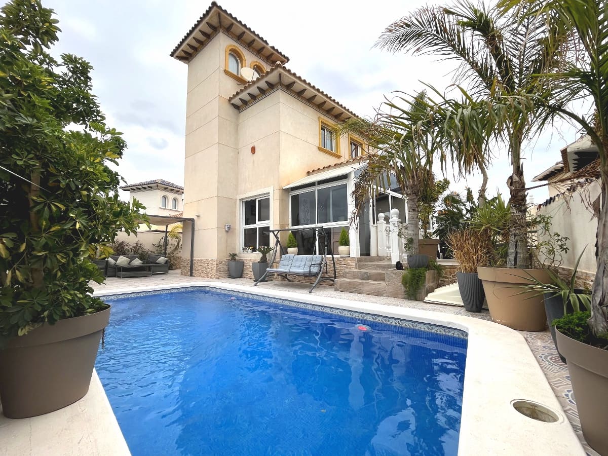4 slaapkamer Villa te koop in Playa Flamenca met zwembad garage - € 399.000 (Ref: 9732145)