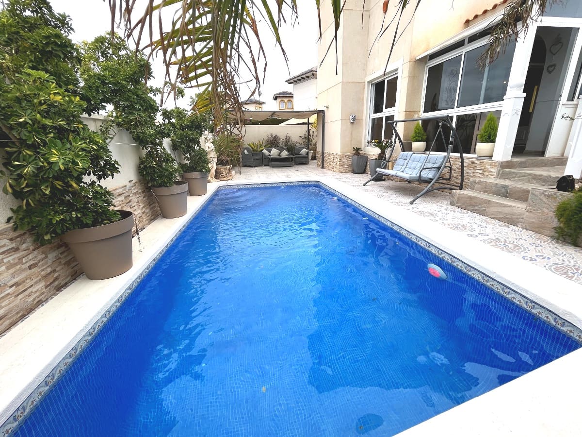 4 slaapkamer Villa te koop in Playa Flamenca met zwembad garage - € 399.000 (Ref: 9732145)