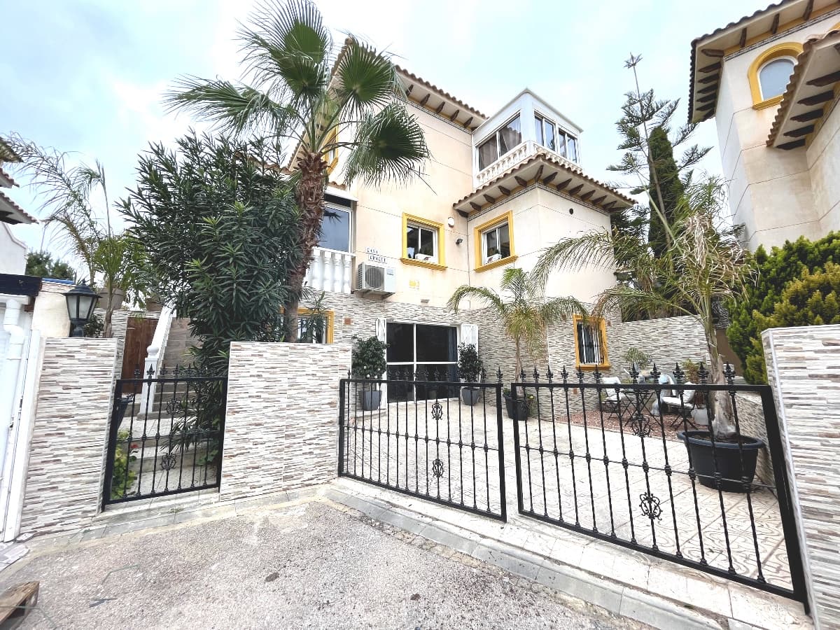 4 slaapkamer Villa te koop in Playa Flamenca met zwembad garage - € 399.000 (Ref: 9732145)