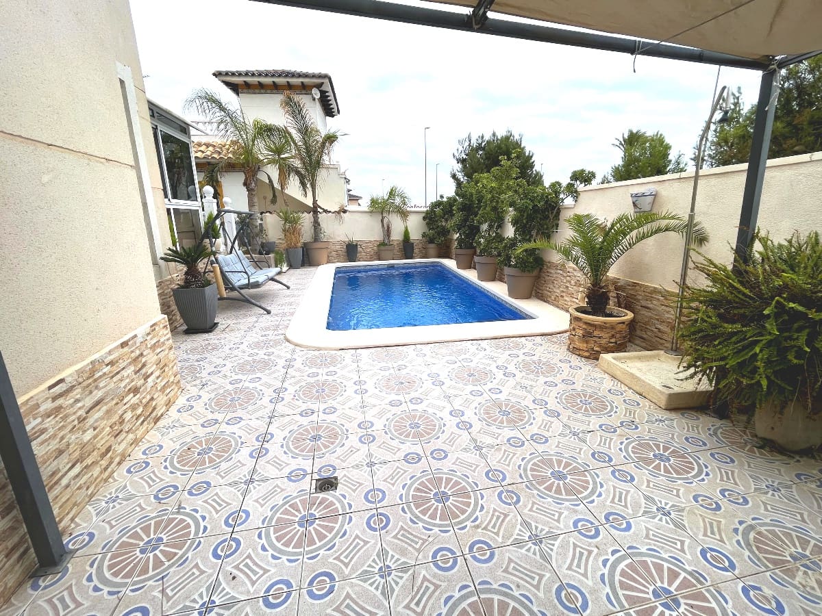 4 slaapkamer Villa te koop in Playa Flamenca met zwembad garage - € 399.000 (Ref: 9732145)