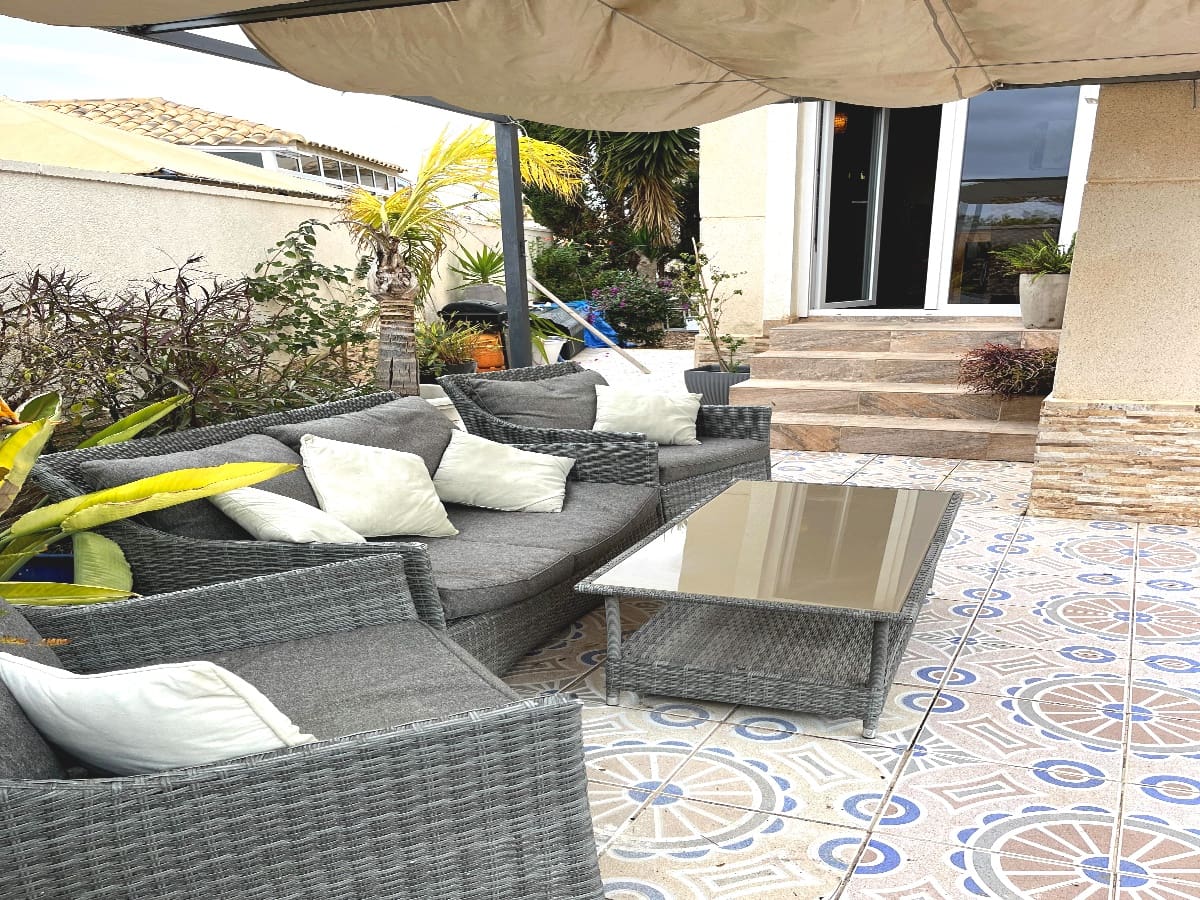 4 slaapkamer Villa te koop in Playa Flamenca met zwembad garage - € 399.000 (Ref: 9732145)