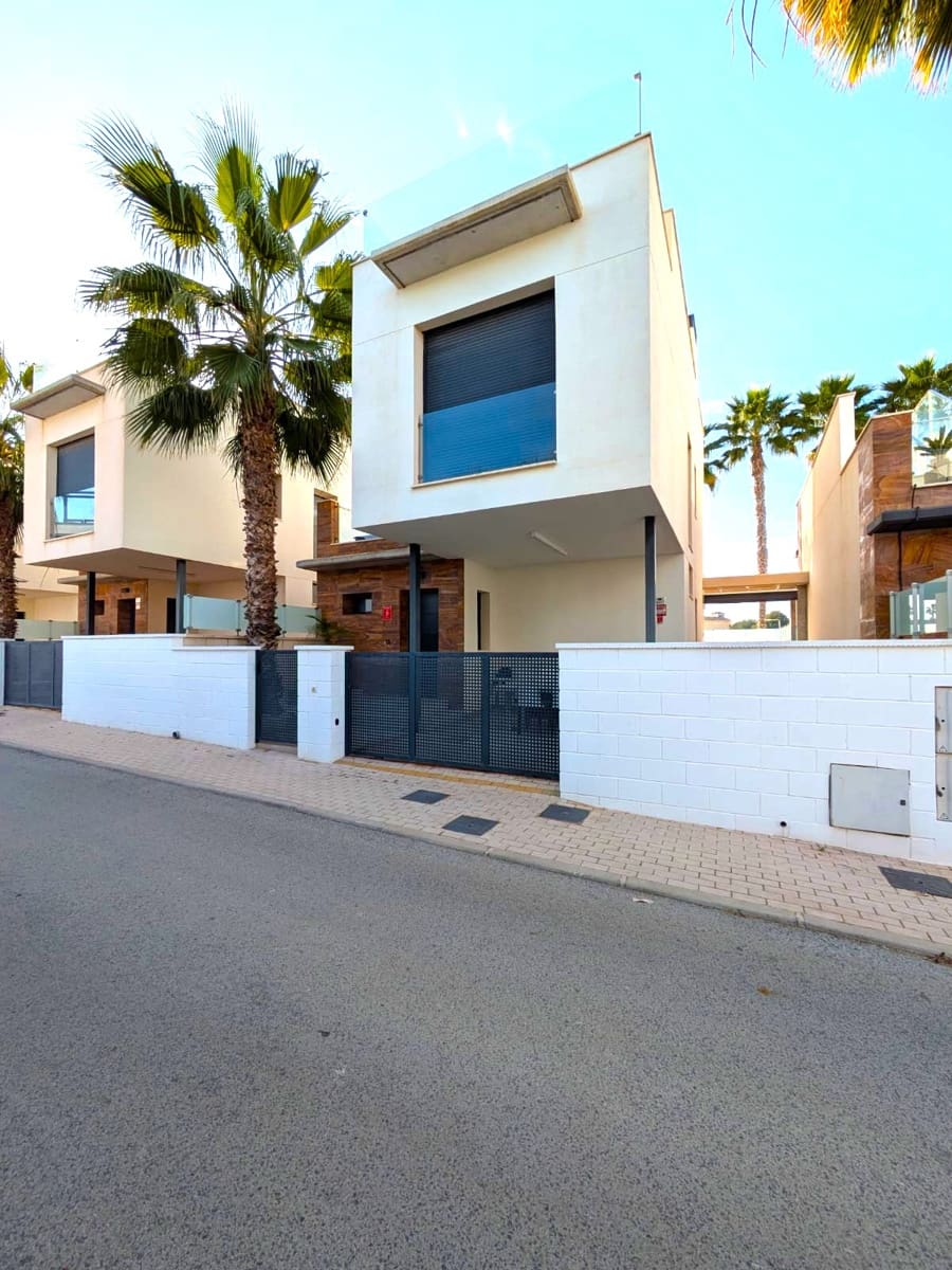 3 bedroom Villa for sale in Cabo Roig with pool garage - € 450,000 (Ref: 9732148)