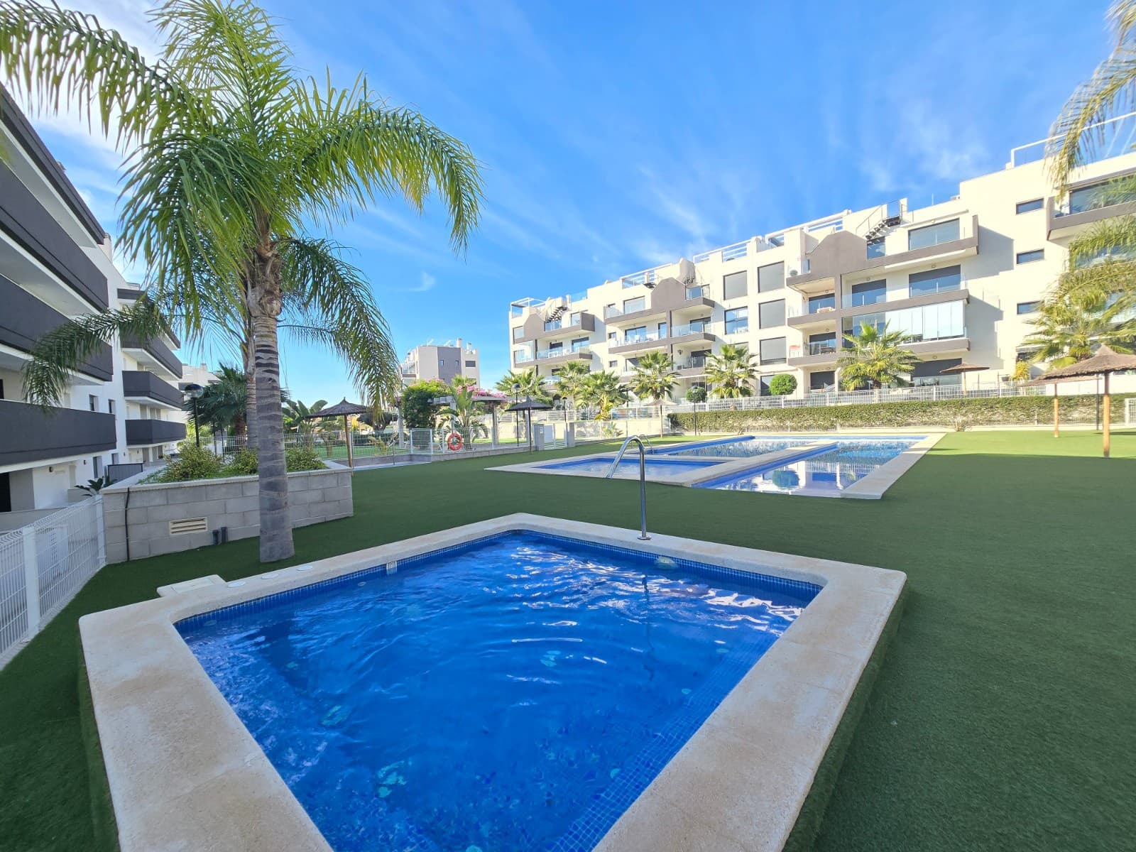 Apartamento de 2 habitaciones en Orihuela Costa en venta con piscina garaje - 335.000 € (Ref: 9746752)