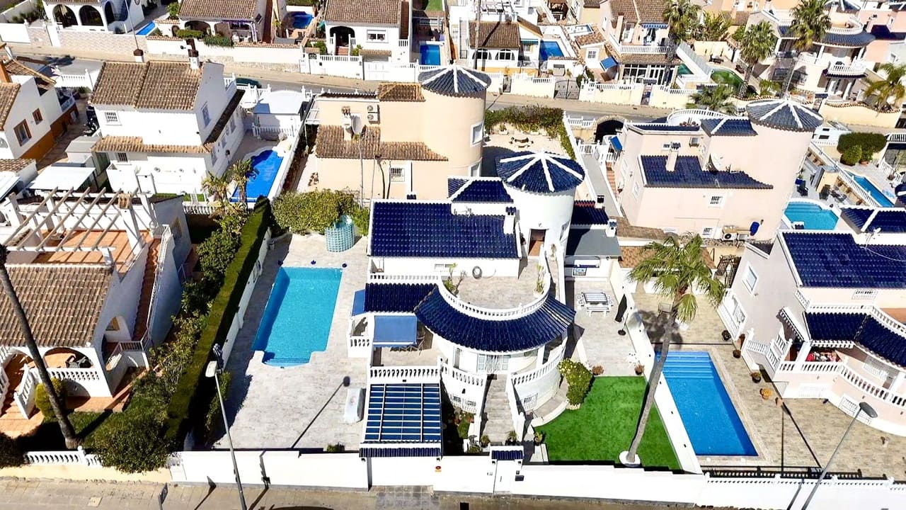 4 bedroom Villa for sale in Pinar de Campoverde with pool garage - € 460,000 (Ref: 9764846)