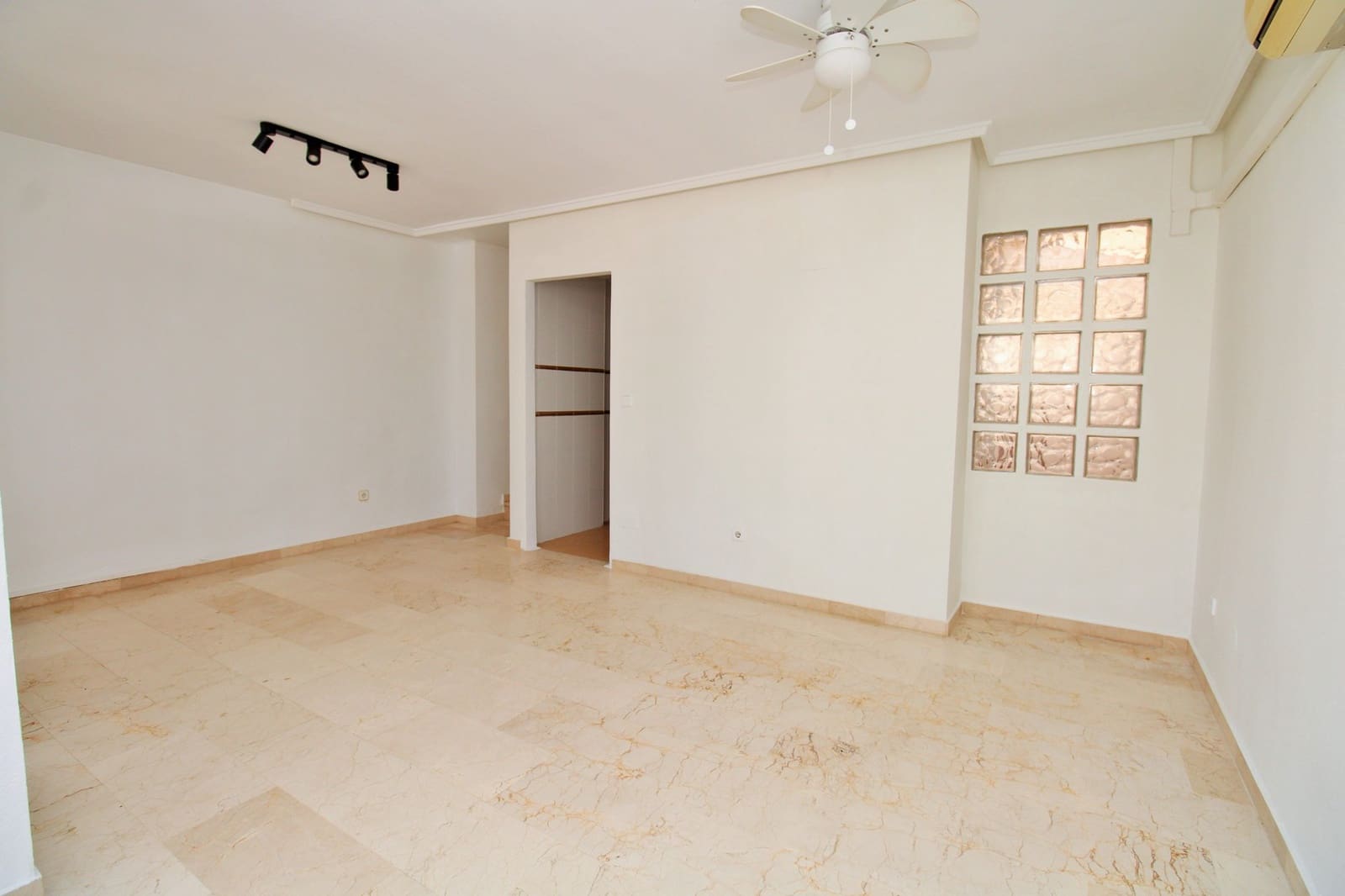 3 chambre Maison de Ville à vendre à Villamartin avec piscine - 229 000 € (Ref: 9797770)