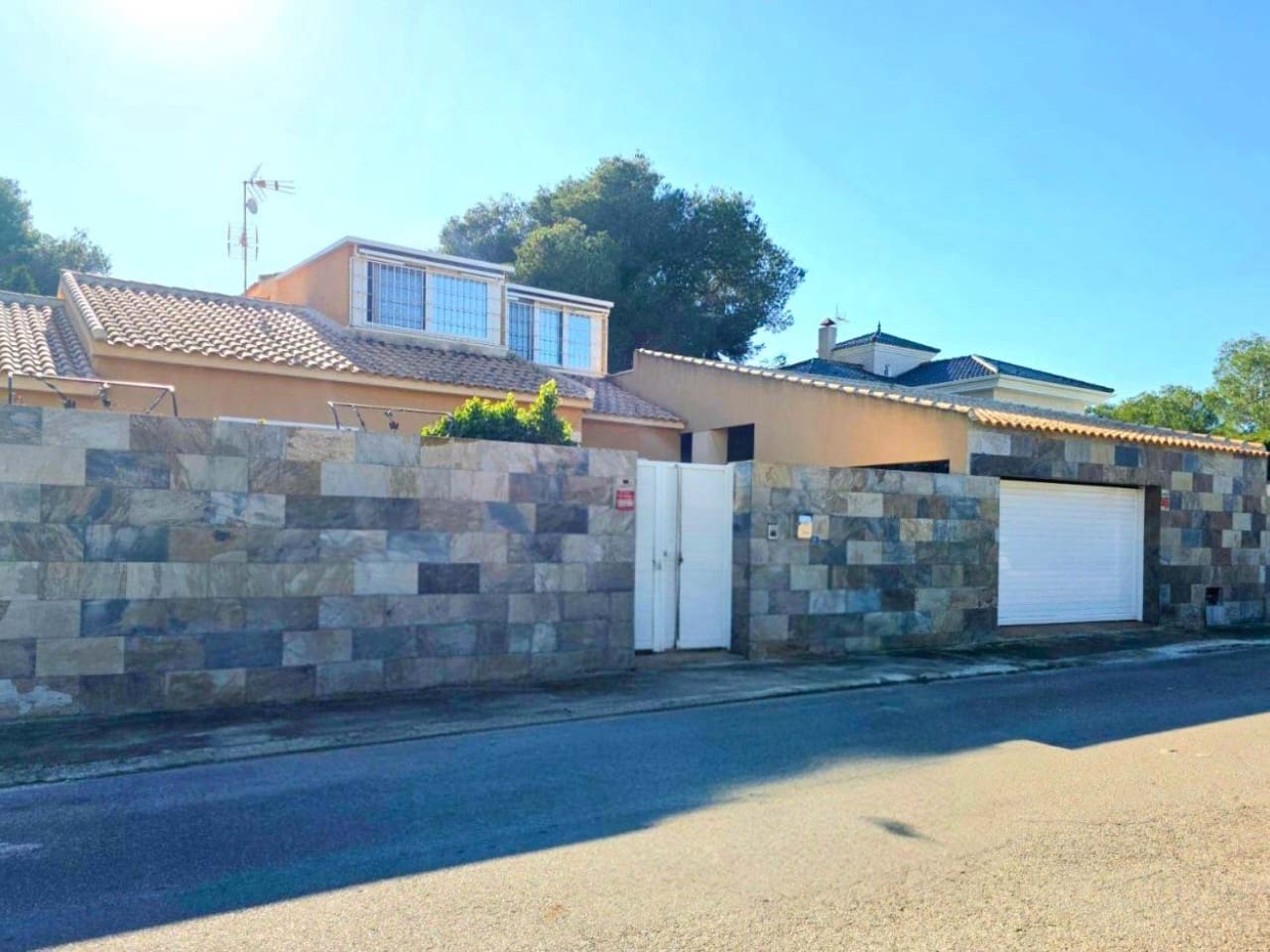 Chalet de 5 habitaciones en Campoamor en venta con piscina garaje - 739.900 € (Ref: 9797776)