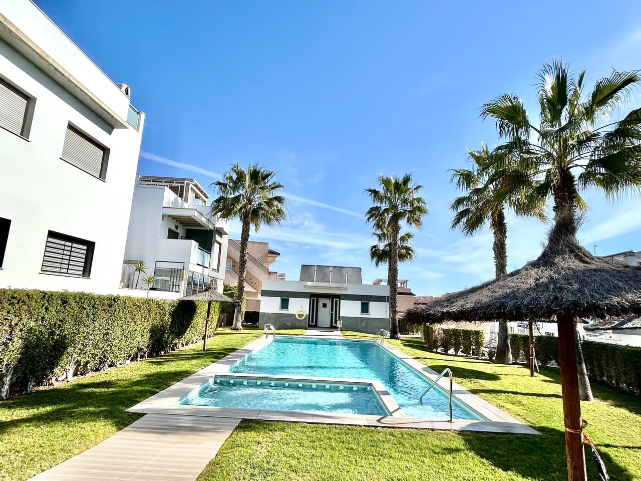 2 soveværelse Lejlighed til salg i Orihuela Costa med swimmingpool garage - € 240.000 (Ref: 9797846)