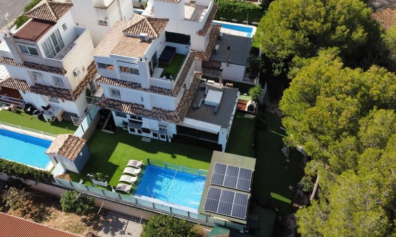 3 soveværelse Villa til salg i Orihuela Costa med swimmingpool - € 396.000 (Ref: 9797861)