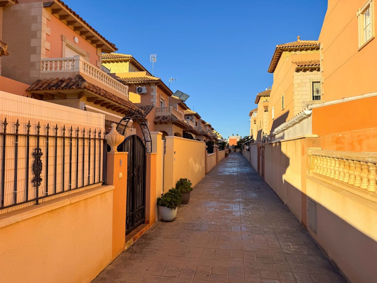 3 soveværelse Byhus til salg i Torrevieja med swimmingpool garage - € 224.000 (Ref: 9797874)