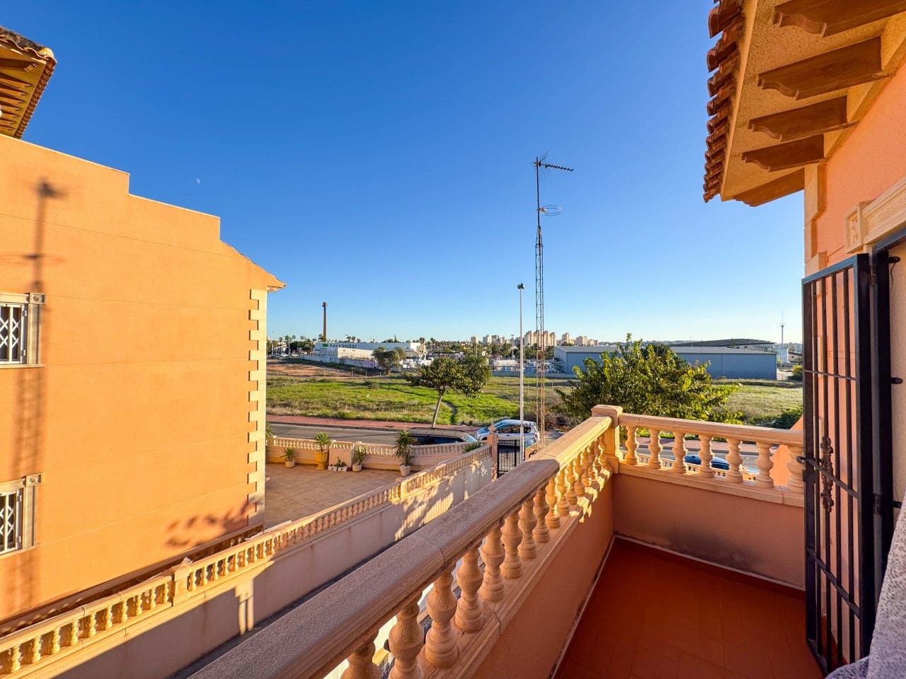 3 soveværelse Byhus til salg i Torrevieja med swimmingpool garage - € 224.000 (Ref: 9797874)