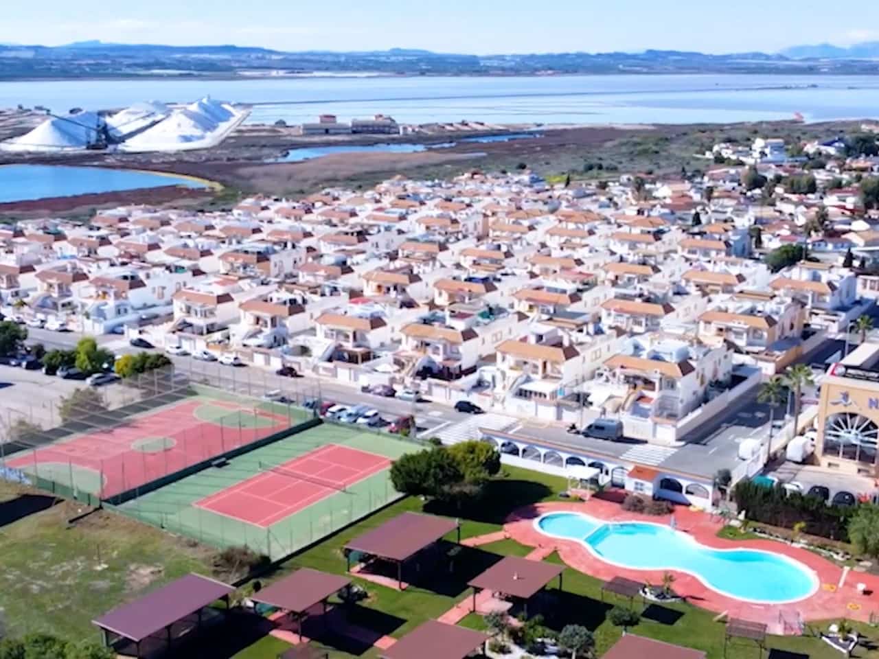 3 quarto Casa em Banda para venda em Torrevieja com piscina - 215 000 € (Ref: 9797877)