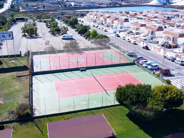 3 quarto Casa em Banda para venda em El Chaparral - La Siesta - La Torreta, Torrevieja com piscina - 215 000 € (Ref: 9797877)