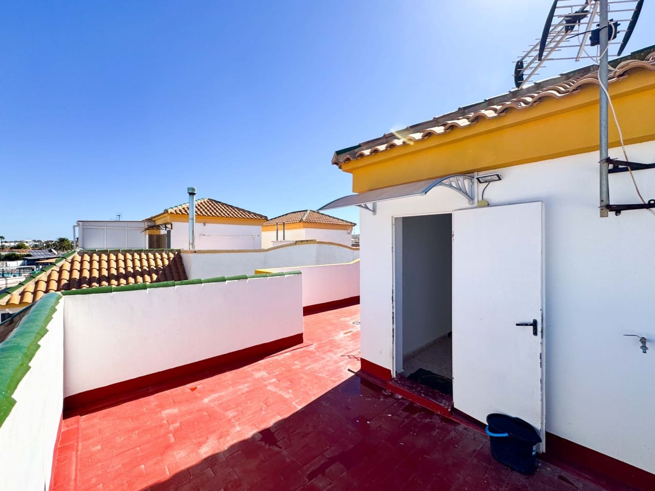 3 quarto Casa em Banda para venda em Torrevieja com piscina - 215 000 € (Ref: 9797877)