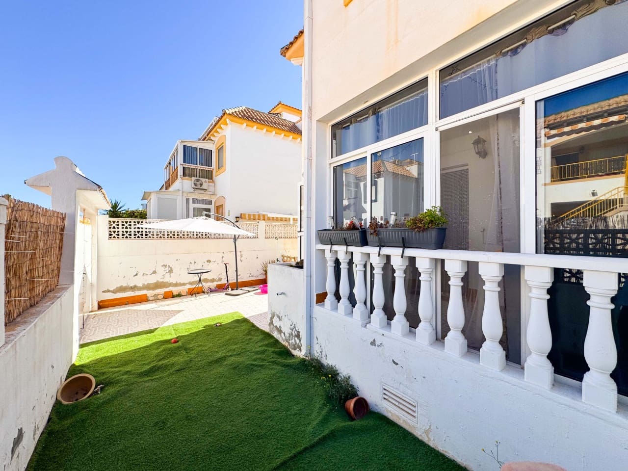 3 quarto Casa em Banda para venda em Torrevieja com piscina - 215 000 € (Ref: 9797877)