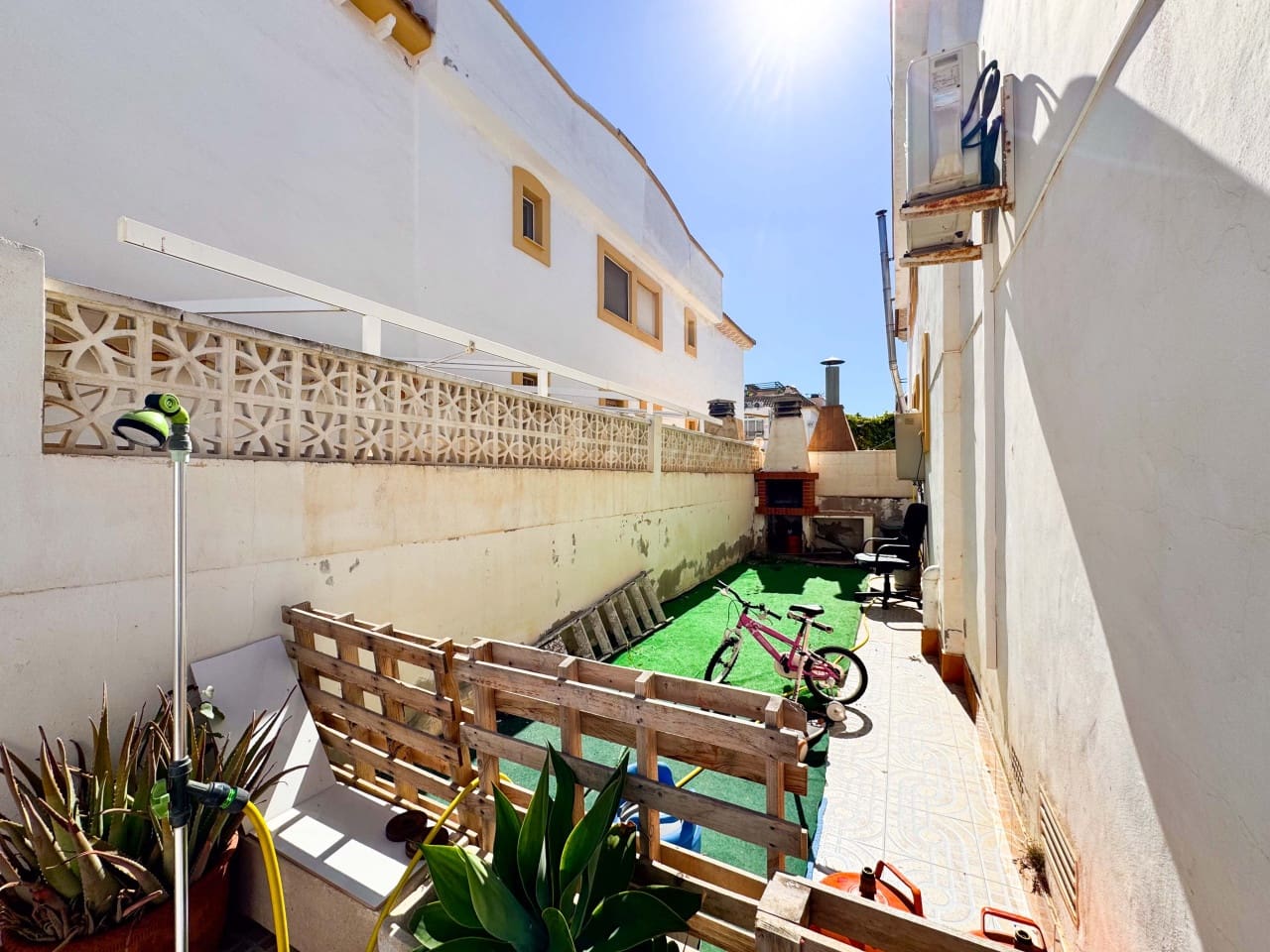 3 quarto Casa em Banda para venda em Torrevieja com piscina - 215 000 € (Ref: 9797877)