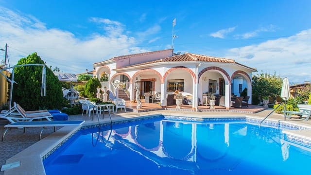 5 bedroom Villa for sale in Los Balcones - Los Altos, Torrevieja with pool - € 980,000 (Ref: 9797889)