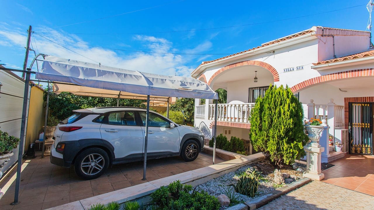 5 bedroom Villa for sale in Torrevieja with pool - € 980,000 (Ref: 9797889)