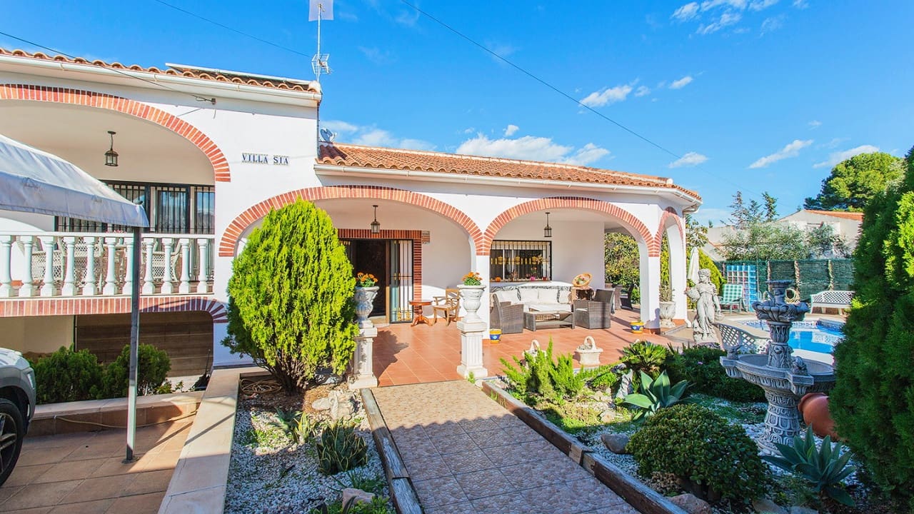 5 bedroom Villa for sale in Torrevieja with pool - € 980,000 (Ref: 9797889)