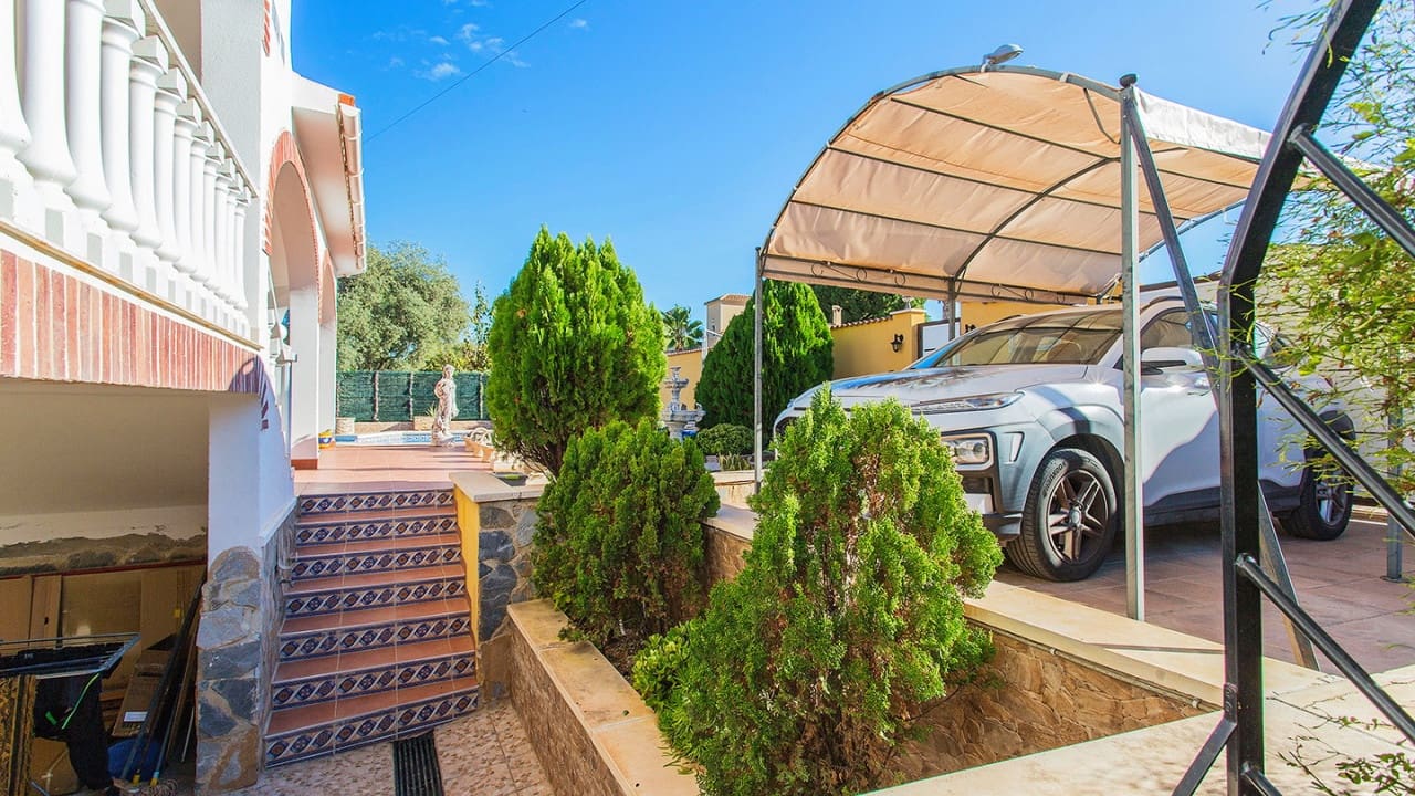 5 bedroom Villa for sale in Torrevieja with pool - € 980,000 (Ref: 9797889)